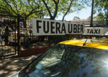 Foto: F. Flores - El taxi se manifestó en varios ocasiones para que Uber se fuera del país.