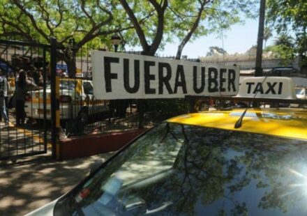 Foto: F. Flores - El taxi se manifestó en varios ocasiones para que Uber se fuera del país.