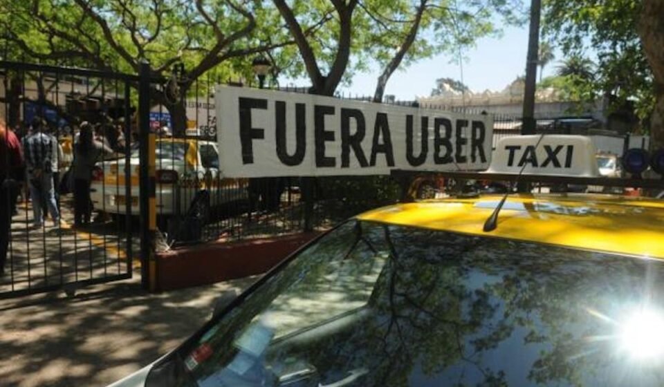 Foto: F. Flores - El taxi se manifestó en varios ocasiones para que Uber se fuera del país.