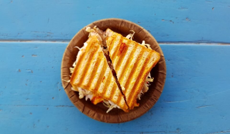 La sociedad del sándwich mixto: por qué los mediocres dominan el mundo sándwich